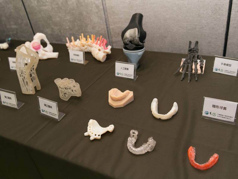 各式3D列印模型，包含隱形牙套、手骨模型、人工膝蓋、矯正護具等。