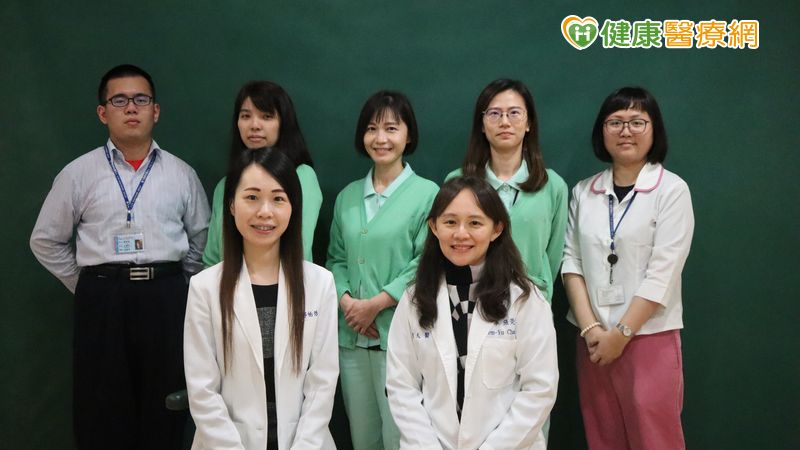 乾癬患者擇生物製劑　健保給付半年平行轉換｜健康