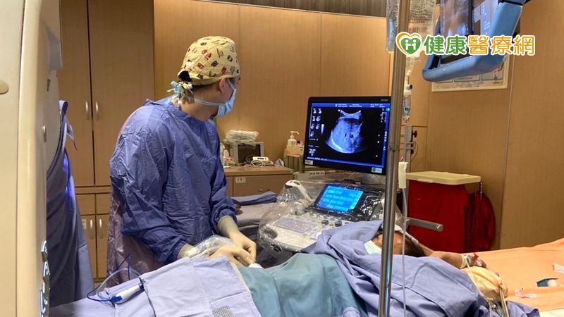 醫師用超音波及電腦斷層定位腫瘤位置以進行腫瘤消融