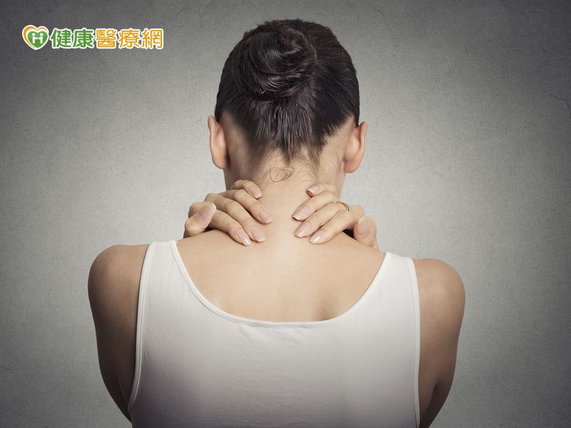 一圈圈粗黑斑越長越多 原來是汗孔角化症