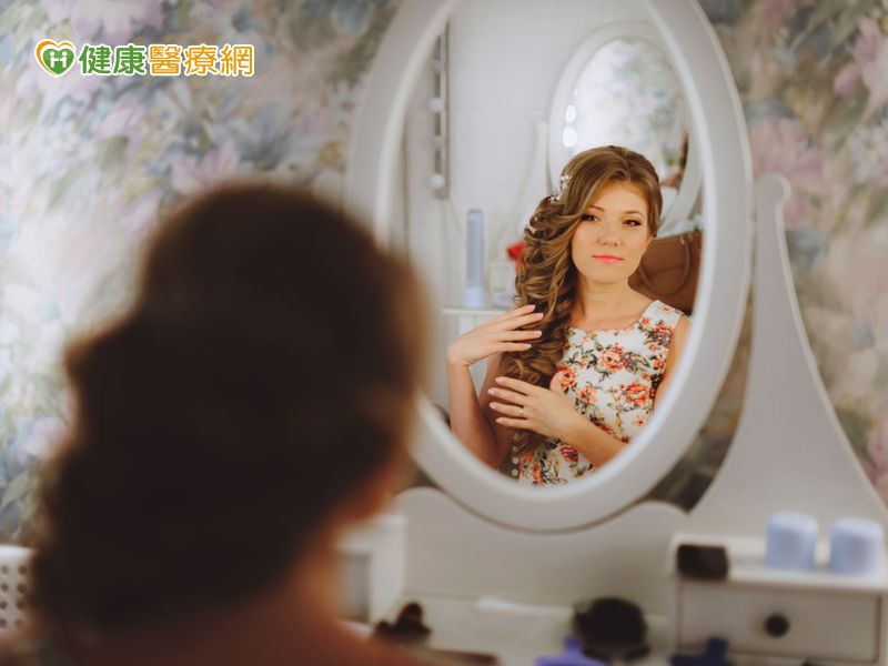 她為何肌膚瞬間「白拋拋」？　因為有魔鏡的秘密...