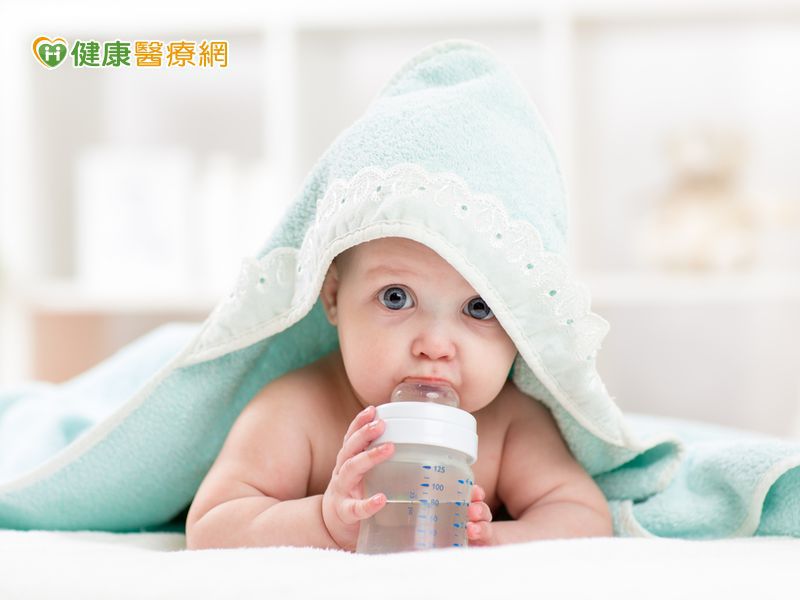 小baby可以喝水嗎? 營養師:吃副食品時再開始