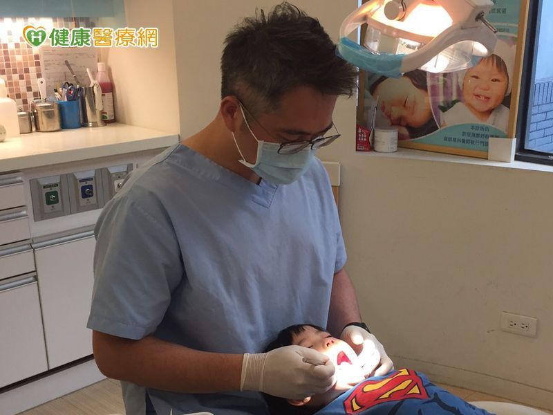 男童20顆乳牙蛀光光　險得蜂窩性組織炎