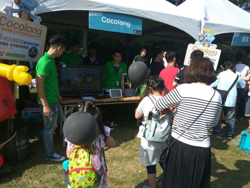 ▲cocolong右腦圖像教學，利用有趣的動畫，進行情境式的引導，現場民眾體驗熱絡