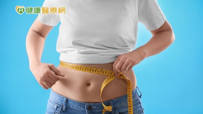 不是吃多少進去、排多少出來、動了多少這麼單純而已，身體的運作模式並非我們想像的這麼簡單，其實腸道菌和肥胖的形成，有很大的關係。因為後天不良的飲食習慣，造成腸道菌的破壞，使身體無法維持正常的代謝機能，導致肥胖或復胖，應從「飲食」開始改善腸道菌相。