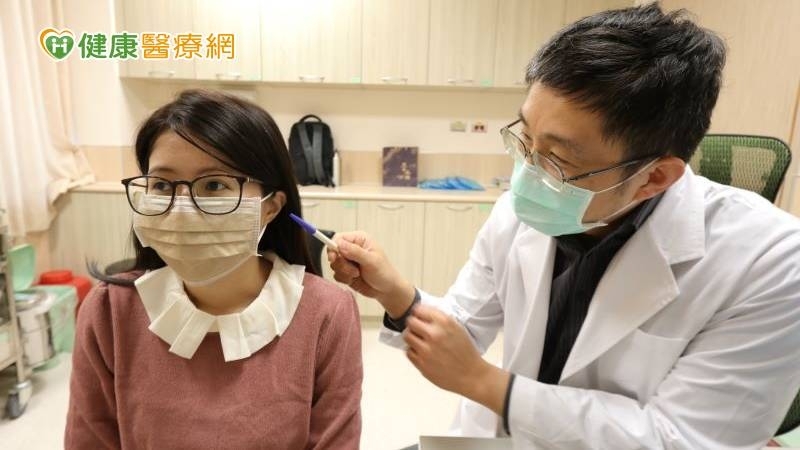 帶狀疱疹又稱做「皮蛇」，是由水痘病毒所引起，一旦過去罹患過水痘，病毒就會長時間潛伏在體內的神經節當中，只要太過勞累、壓力大、作息不正常等導致免疫力下降時，就容易會引發帶狀疱診病毒感染。