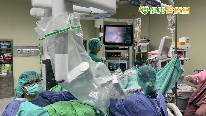 達文西機器人手臂原先是應用於美國國防部，當時因戰場上的傷兵若需緊急手術，但要請醫生上戰場風險更大且醫療資源恐怕不夠，因此如果有一套機器手臂，醫生只要遠端遙控就可將手術處理完成。於是美國國防部挹注資金，請廠商研發達文西機器人手臂。圖：程威銘醫師提供。