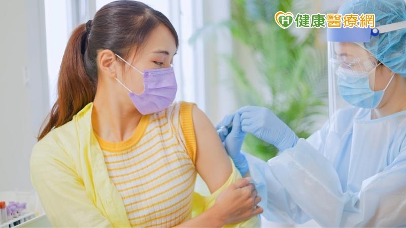 最近，英美都有研究人員關注通報案例愈來愈多，而最新的美國，以及英國研究已經出爐了，接種新冠肺炎疫苗的確會造成「女性經期現象的改變」。