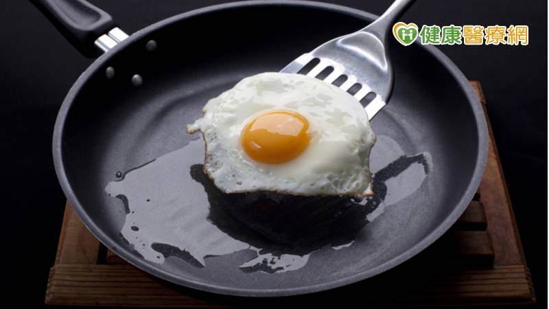 食藥署指出，常見的不沾塗層以聚四氟乙烯（PTFE）材質為主，也就是俗稱的鐵氟龍，是一種耐冷、耐熱又耐腐蝕的聚合物，能抗水、抗脂，避免形成沾黏。
