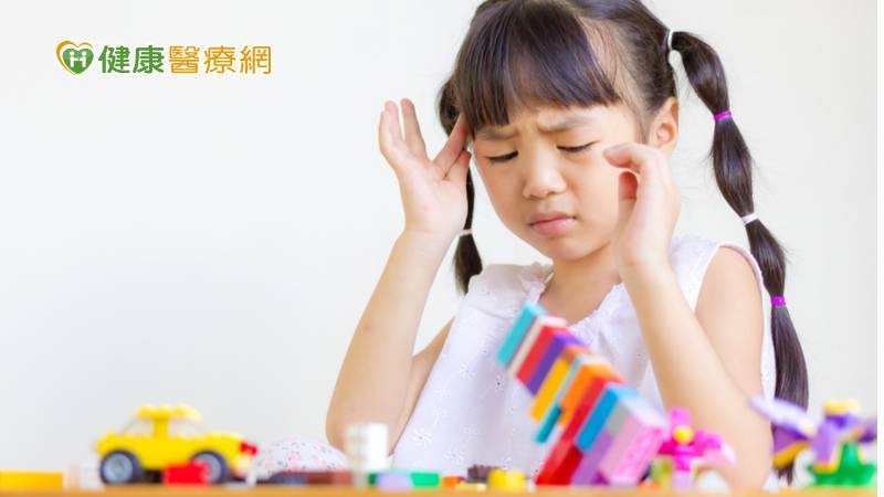 內湖國泰診所治療組職能治療師曾芷歆指出，注意力不足過動症的核心症狀主要分為衝動及注意力不集中兩種，延伸在社交情境中可能有的表現為打斷他人、無法等待（無法與他人輪流）、沒有 在聽他人說話等社交問題行為。