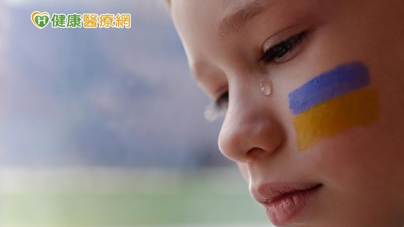 擁有同理心是必要的，但過度將負面的狀態攬在身上反而傷了自己。諮商心理師張顯蓓表示，「面對媒體不斷放送俄烏戰爭的消息，不是說完全避免，而是要懂得有限制地擷取這些訊息。」