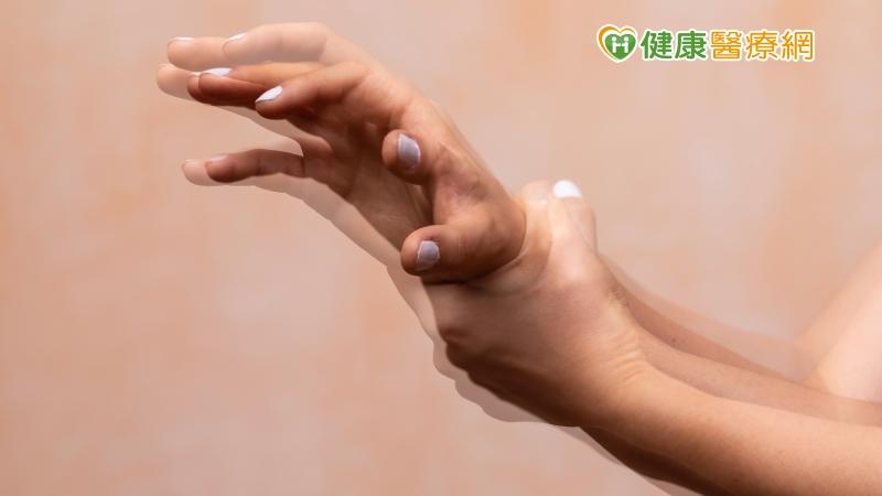 原發性顫抖是因小腦神經不正常放電而造成手抖情形頻繁出現，而因原發性顫抖至今發病原因仍不明確，無法像巴金森氏症那般「對症下藥」，目前藥物治療上仍以乙型阻斷劑及抗癲癇藥物為主，然而，約有半數患者使用藥物後效果不彰，需視個人情況接受手術治療。