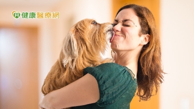 與愛犬玩親親？　女大生嘴遭咬爛險毀容