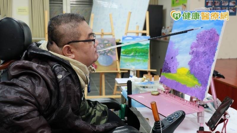 脊損傷友江永旭從只能臥床到翻轉人生以畫作自食其力，他感謝一路走來幫助他的恩人，發心義賣畫卡募心募愛，所得款項捐贈慈濟基金會供作疫苗基金之餘，也要支持到畫室學畫謀生的傷友。