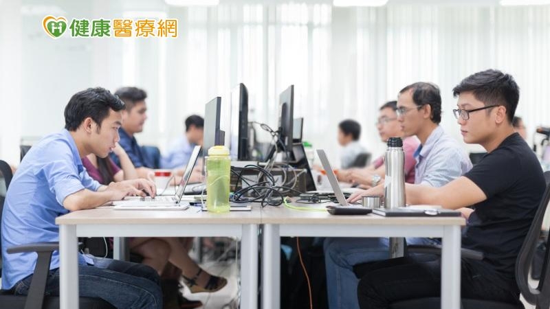 當體內水分不足，尿液濃度變高，當中的結晶體沉澱、濃縮，就容易形成結石。除了妥善手術治療之外，要避免結石復發，對結石成因對症下藥與預防都是要點。