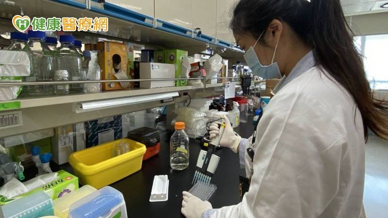 林口長庚醫院發表國內第一份COVID-19疫苗追加劑接種研究成果，總計招募340位受試者，發現不論是使用哪一種廠牌的疫苗當追加劑，皆可有效提升受試者體內抗體生成效果，也更能有效對抗Omicron變種病毒。
