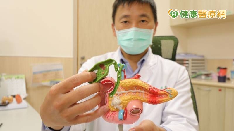 葉俊杰主任說明，達文西機械手臂的旋轉角度大，搭配穩定的放大視野及3D立體視覺系統，手術視野更為清晰，處理膽管狹小空間也十分安全，可達到傷口小、出血少的目的，對患者而言接受度高。