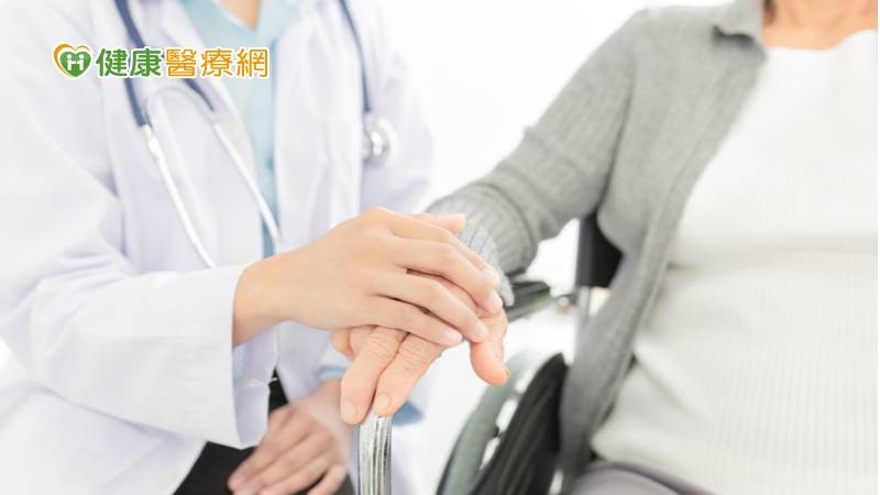 健保署李伯璋署長表示，現行健保安寧療護醫療服務範圍包括醫院、居家及照護機構，由醫療團隊依末期病人需求，提供自入院、出院至居家相互扣連的整合性照護。