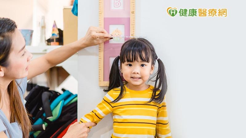 振興醫院兒童醫學部新生兒科主任、小兒內分泌專科醫師喻永生分享，診間為兒童早熟問題來就診的愈來愈多，其實隨著醫學進步，只要正確認識兒童的生長，定期追蹤小朋友的骨骼年齡，早期發現問題、及早治療，小朋友都可以符合真實年齡的生長，不必過度擔憂。