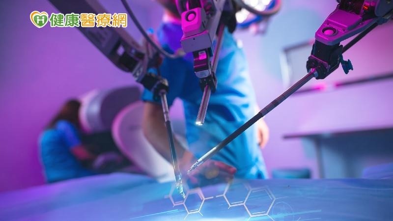 達文西機器人手臂原先是應用於美國國防部，當時因戰場上的傷兵若需緊急手術，但要請醫生上戰場風險更大且醫療資源恐怕不夠，因此如果有一套機器手臂，醫生只要遠端遙控就可將手術處理完成。於是美國國防部挹注資金，請廠商研發達文西機器人手臂。
