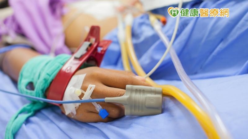 即使是敗血症、心肌梗塞，等病情嚴重到病危甚至到死亡，都不符合「重大傷病」。「重大傷病」當初的精神，是補助需要「長期」治療的疾病。