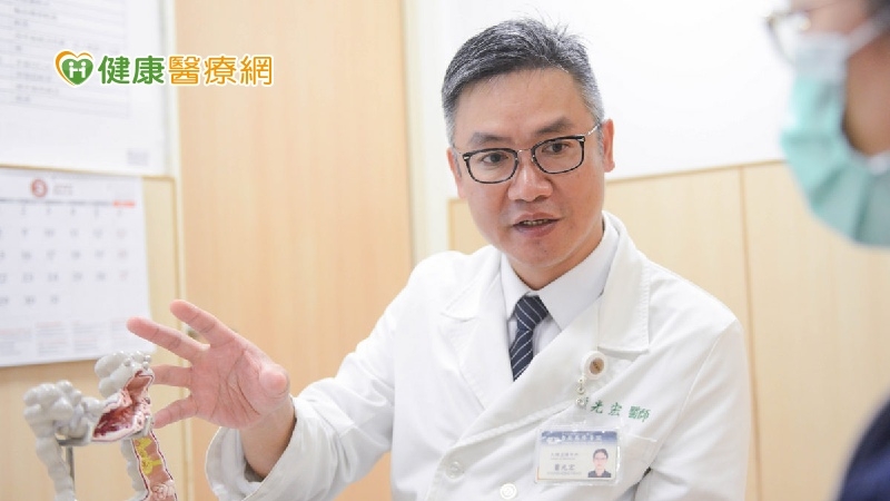 蕭光宏主任看診示意照。