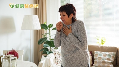 英七旬老婦咳嗽逾半年　以為是新冠沒想到已「肺癌晚期」