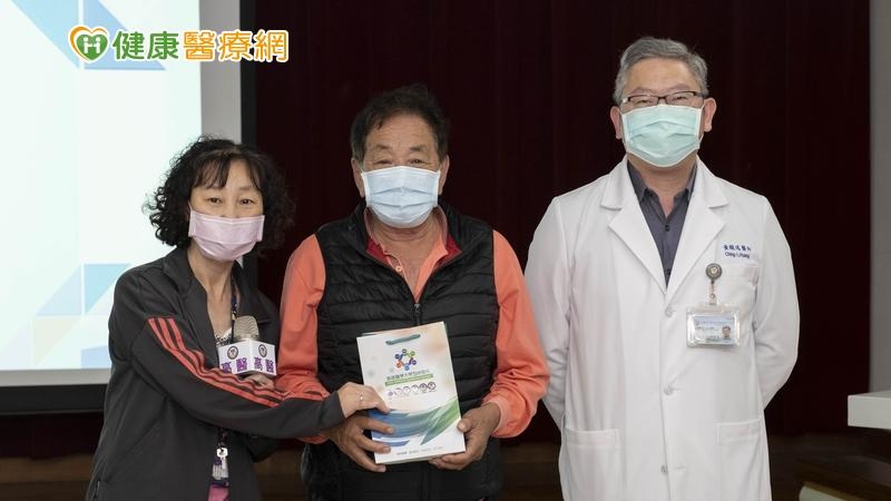 感染C肝的戴先生(中)在女兒陪同下，分享抗病心得時，特別感謝主治醫師黃駿逸的悉心救治。