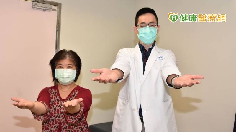 陳彥中醫師（右）表示，「手、嘴、說」口訣中，「手」- 雙手平舉，看有沒有單側瞬間無力狀況發生。