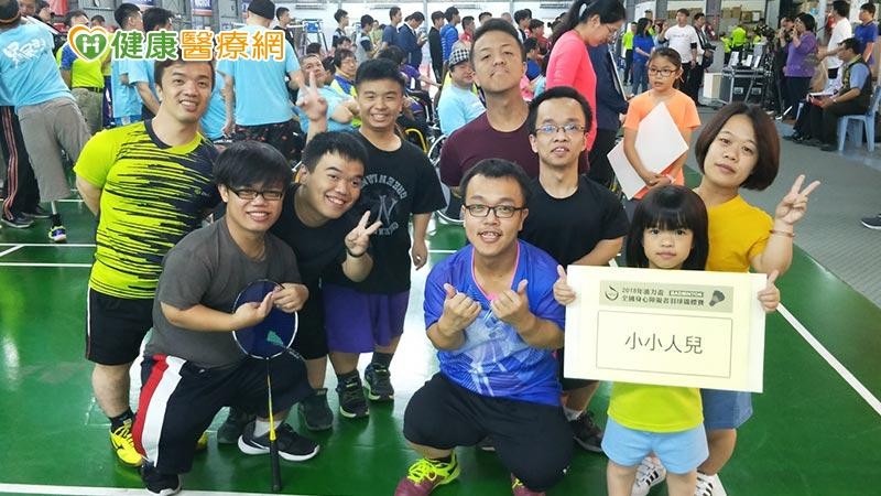 現在，熊孝元除了是台灣身障羽球代表隊選手，是社工，同時也是罕見疾病軟骨發育不全症病友關懷協會理事。透過建立病友聯繫管道，提供病友家庭交流、互動機會，讓許多新手父母在面對無助、徬徨的心情時，能經由過來人的經驗分享、提點獲得緩解。