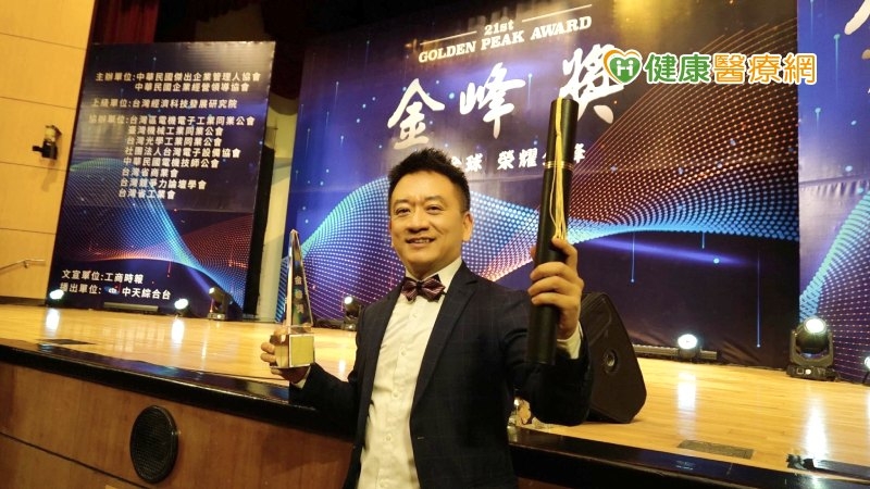 太瑿生醫集團因對人權的重視與健康的重要，創立以人為本之生醫健康產業，備受業界肯定，榮獲第二十一屆金峰獎全國十大傑出企業，總院長黃仲立醫師代表受獎。