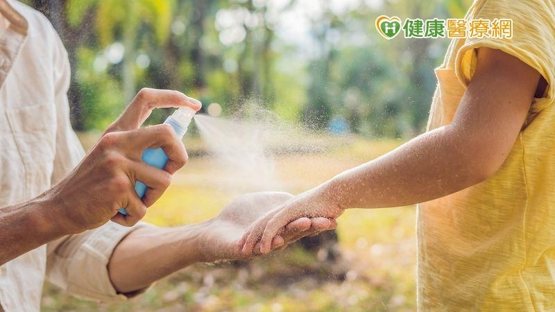 在蚊蟲多的天氣要下場打球或至山林間活動，建議作足防蟲準備