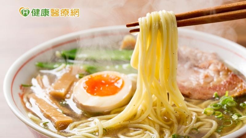 闕壯理醫師舉例，「你終於排到一位難求的拉麵名店，在自助點餐機前，滿心期待選著湯頭、麵條。濃度肯定要選日本濃度才道地啊，你心想。然後腦中逐漸浮出「吃太鹹會洗腎」的聲音，好像每個大人都這樣講過。真的是這樣嗎？事實上，吃甜的更容易洗腎。」