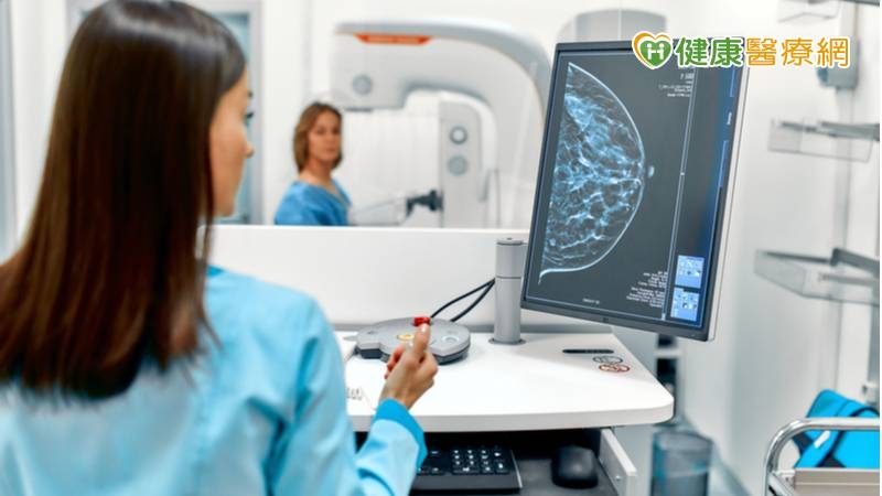 新型乳房攝影儀機頭可前傾後仰，讓患者能以舒適姿勢完成檢查，降低擠壓疼痛感，醫師也能透過清晰影像正確判讀。