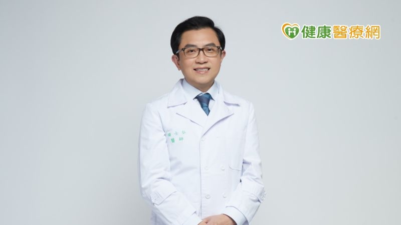 醫師說明，脊椎手術為複雜的侵入性手術，開刀後在傷口癒合過程中，會逐漸產生疤痕組織沾黏神經脊膜，因此，神經沾黏屬正常的現象。
