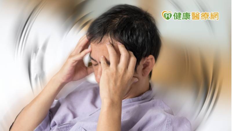 臺北市立聯合醫院陽明院區神經內科主治醫師周友芳表示，頭暈最常見的是眩暈，常是陣發性的，患者感受有如天旋地轉，或是突然感覺如地震般晃了一下，嚴重時可能伴隨冷汗、嘔吐，或走路困難等現象。