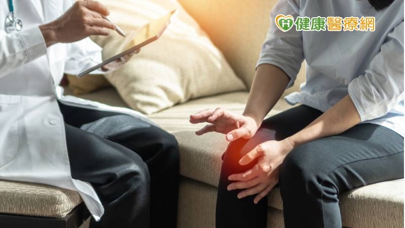 衛福部彰化醫院醫師個管師陳靖銀指出，因此部彰骨鬆團隊決定主動前進社區，除了向長輩說明骨鬆的嚴重性，若有意願就醫者，則協助長者進一步檢查，再由中西醫師會診治療。