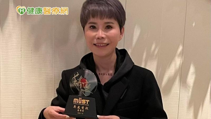 台語金曲歌后詹雅雯去（2021）年坦言罹患巴金森氏症，左腦有萎縮情形，現仍積極治療中，然而，巴金森氏症藥物治療有瓶頸，長期用藥恐遇藥效波動需調升劑量，連帶導致副作用程度加劇。（圖翻攝自詹雅雯FB）