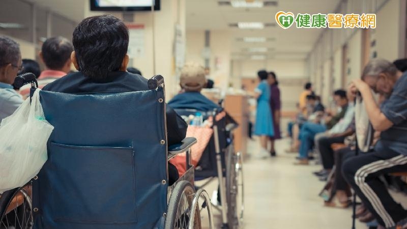 在不增加民眾負擔的狀況下，小額的部分負擔能相當程度的抑制浪費，同時提升民眾的成本意識，讓小病（如喉嚨痛、流鼻水）及穩定慢性病患者回歸到社區院所就醫；急重症患者依醫療專業轉診至醫院就醫；醫學中心或區域型醫院，回歸急重症照護的任務以及醫療新科技的研究。