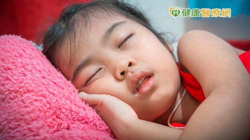 張益豪醫師表示，其實很多人連白天都在張口呼吸。且晚上睡覺會流口水，十之八九是因為張口呼吸的關係，平常就有方法可以訓練自己不要張口呼吸。可透過自主的復健運動增強附近肌肉力量，讓嘴巴不要輕易打開。