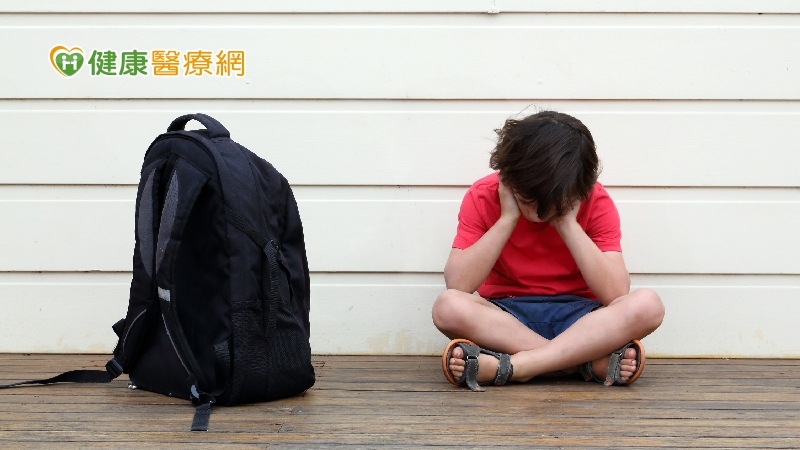 遭受網路霸凌(透過數位訊息或社群媒體)的青少年，從事更多的運動以及接受社會的支持，能幫助他們降低心理健康風險。