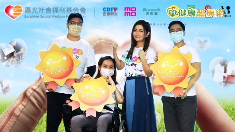 陽光學姊任家萱Selina以小太陽徽章表揚學弟妹們努力復健成果