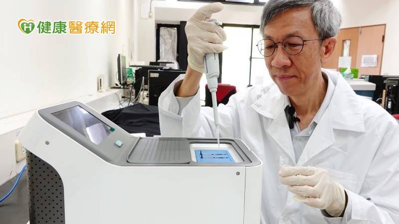 中正大學奈米生物檢測科技研究中心團隊針對腦神經損傷，開發一套光纖式粒子電漿共振生物感測方法，只要抽取手臂的週邊血滴入晶片，15分鐘就能得到結果，且準確率達100%，不僅輔助醫生及早診斷腦出血，也能減輕病患心理負擔。