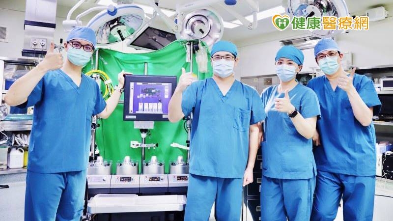 心臟手術的執行仰賴團隊合作。心臟血管外科賴韋良主任（左二）、體外循環小組陳易澤、張渲翊及李彥志體循師。