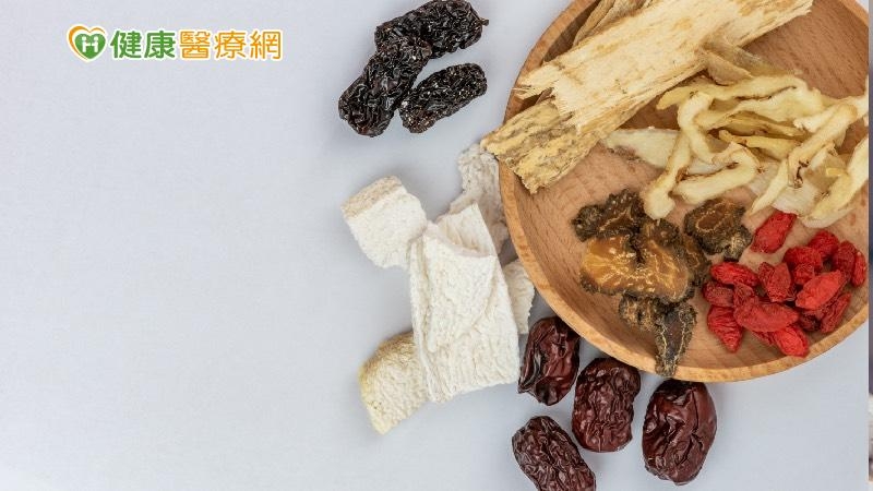 心情煩躁，健忘多夢，口乾口渴，平時可以使用百合棗仁蓮子粥作為平時保養調理。