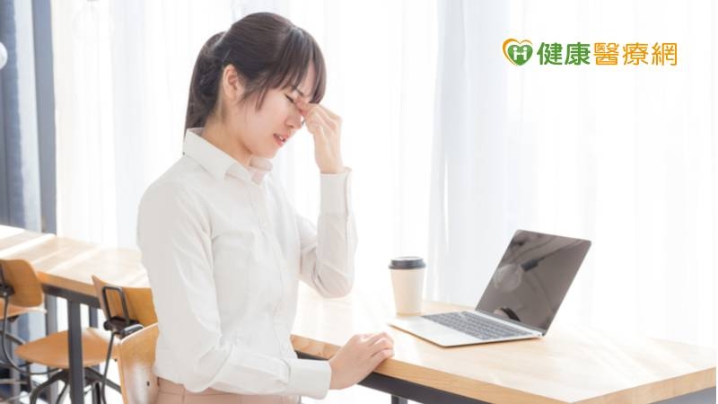 眼科醫學會建議，民眾可運用20-20-20護眼法則：使用20分鐘行動裝置、休息20秒、並往20英尺（約6公尺）以外的遠處眺望，使眼睛獲得放鬆。