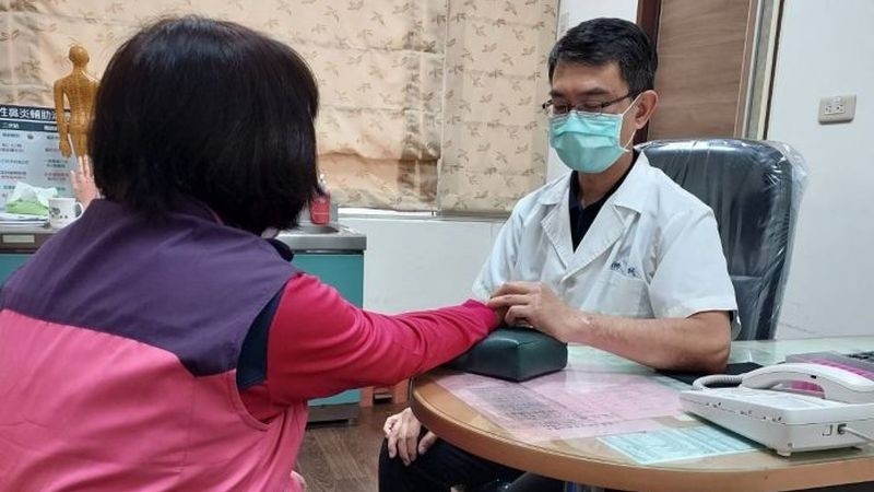 新營醫院中醫科醫師張育誠為患者把脈。（醫院提供）
