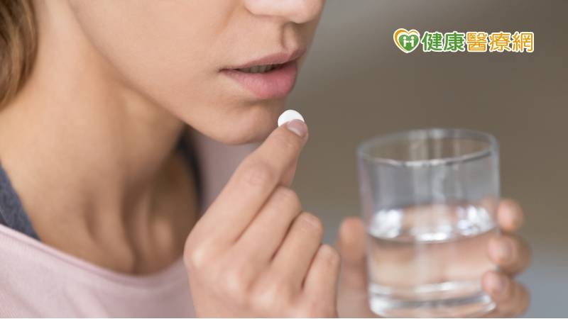 慢性疼痛依成因可分為癌症疼痛和非癌症慢性疼痛，為有效改善病人的疼痛，維護病人的生活品質，食藥署委託奇美醫院編撰出版「非癌慢性疼痛照護及成癮性麻醉藥品使用參考手冊」與「癌症疼痛照護及成癮性麻醉藥品使用參考手冊」共2本手冊