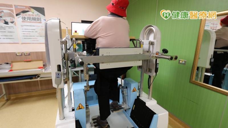 簡郁佩指出，「下肢行走復健機器人」有別於傳統復健輔具，不會有吊在胯下的不適感，能透過外骨骼機械結構以及自動化控制系統，代替治療師的雙手，帶動患者的雙腳進行踏步訓練，加上下肢有配備安全綁帶，包覆性、支撐性高，讓患者有腳踏實地的感覺，減少復健時的疼痛感。