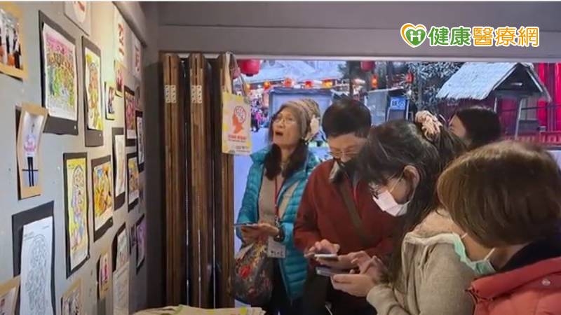 。國民健康署在2021年辦理「奇憶旅程，伴你啟程─失智友善全國繪畫徵件活動」，引導高齡長者及失智者於繪畫中表達自身的健康觀念及生命經驗，透過藝術創作過程，引導長輩如何面對自我的理解、詮釋、表達、和減低心理負面情緒的困擾等，有助於預防失智與延緩失能。